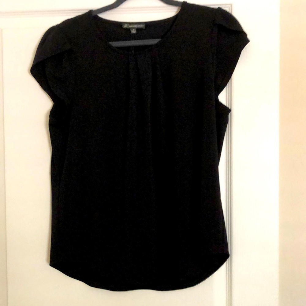 Adrianna Papell black cap sleeve top. NWT. Loose fit medium. Cap sleeve